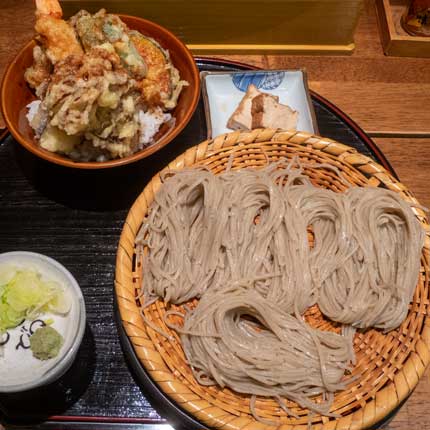 ランチセットメニューAセット（ざるそば＋野菜天丼）1180円税込＋海老付き120円税込