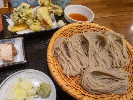 ランチセットメニューBセット（ざるそば＋旬の野菜天ぷらと野沢菜ちりめんご飯付き）1150円税込ご飯無し－150円税込