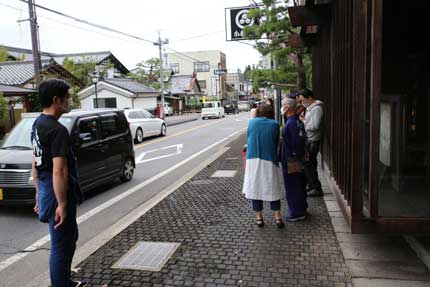 20分前には、数人が並んでいました