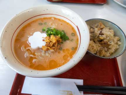 濃厚甘海老ラーメン(はんぺん、フライドたまねぎ、子葱付き)に海飯(ホタテ、ばい貝、えび入り)