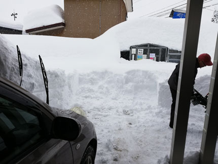 カーポートも回りも除雪