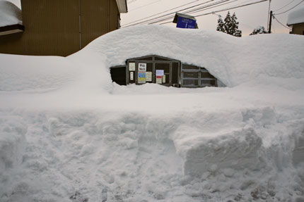 家の前の道は、まだ除雪車が来ず