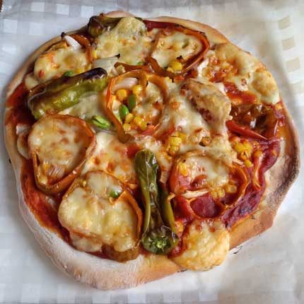 自家製野菜をのせたピザ