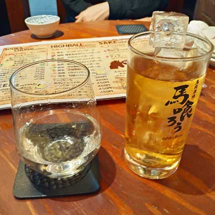 妻が烏龍茶、私は、1合800円の日本酒８２９バニク