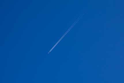 青空に飛行機