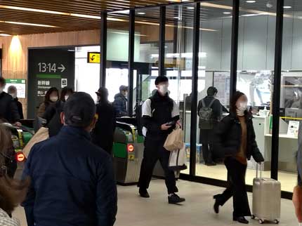 帰省客で駅は混雑