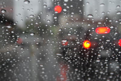 交差点での雨