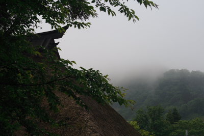 柏崎市高柳荻ノ島地区の茅葺き民家と朝もや