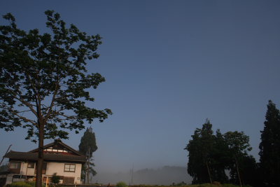 青く晴れ渡る朝の空