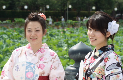 ハスの花と美女２人