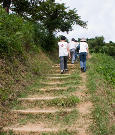 春日山城跡への道