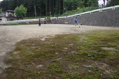 公園で遊ぶ子供