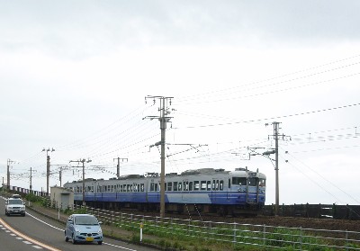 中越沖地震、電車が止まってる。