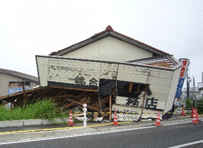 国道８号線沿いの全壊の家