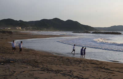 海岸で中学生が遊ぶ