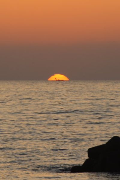 漁船と夕日