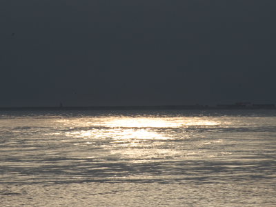 夕日に照らされた上越市大潟区の日本海