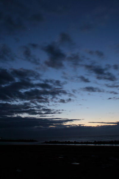 夕暮れの郷津海岸と星